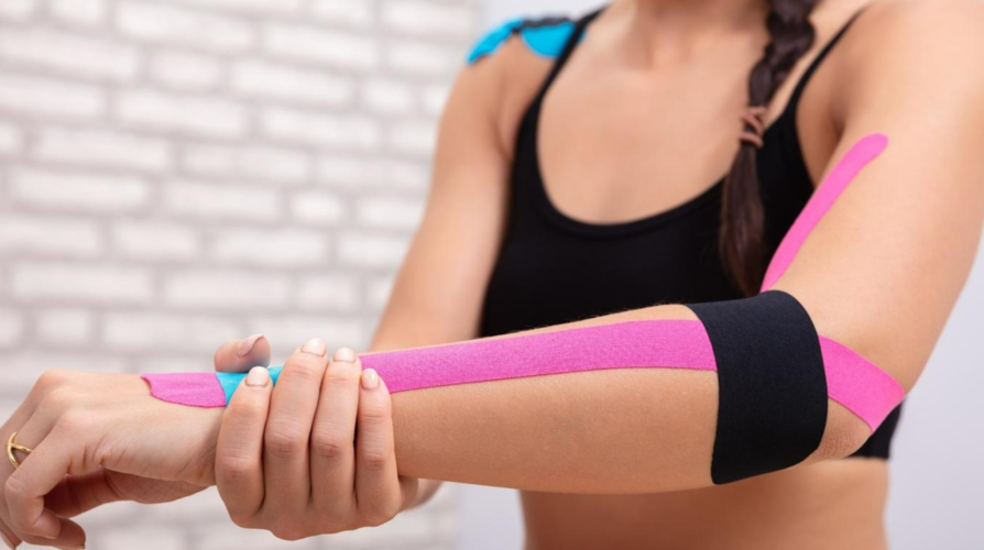 kinesiotape aangebracht op lichaam